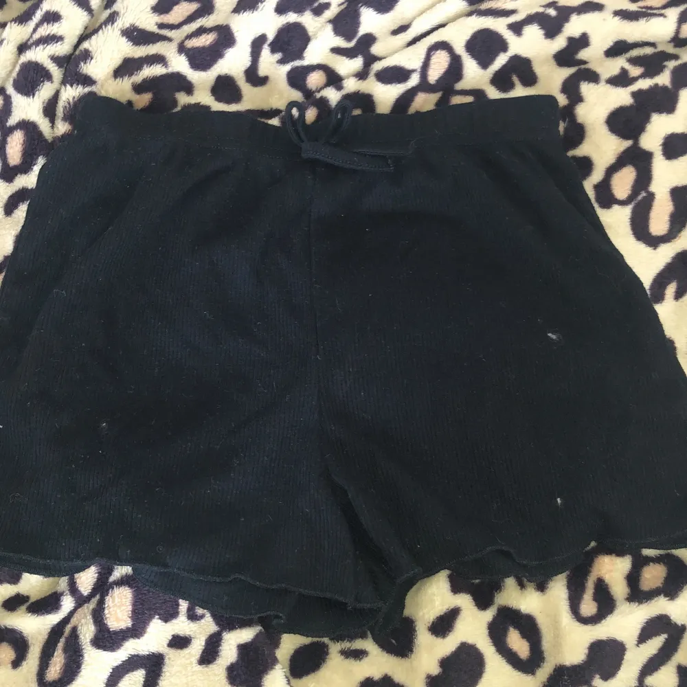 Säljer dessa svarta shorts, kontakta mig om du är intresserad 😊❤️ Köpare står för frakt 🫶🏻 . Shorts.