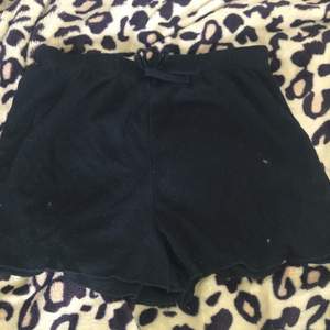 Säljer dessa svarta shorts, kontakta mig om du är intresserad 😊❤️ Köpare står för frakt 🫶🏻 