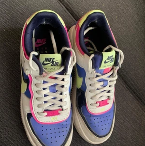 Nike Air Force  - knappt använda, har enstaka skråmor som kan fixas. Sula byttes för ungefär en månad sedan