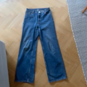 Monki joko jeans - Säljer mina joko jeans från Monki. Dom är mörkblåa o lite sliten på lappen där bak men det är inget som man tänker på!🥰