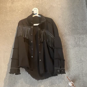 Jacka med fransar zara  - Sjukt snygg jacka från Zara, säsong 2020. Använd 2 gånger. Storlek M