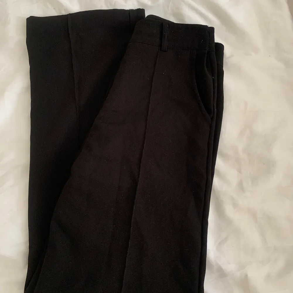 svarta kostymbyxor från madlady.  inköpta för ca 500kr men säljer nu för 300kr, frakt tillkommer. Jeans & Byxor.