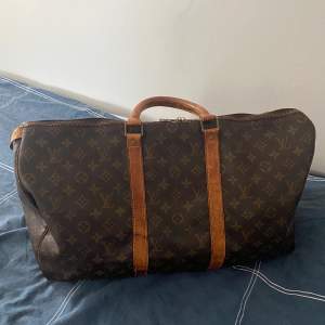 Lv Keepall 50 Datecode: MB8905 Skick: 6/10 Mörka fläckar på vachettan (ljusa lädret). Stains på ens kortsidan, inget man ser vid användning. Luktfri.