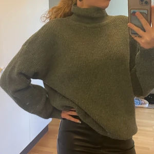 Stickad tröja - Älskar men måste tyvärr säljs pågrund av att ja inte gillar den lika mycket.