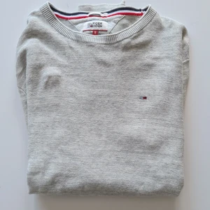 Hilfiger tröja  - En hilfiger tröja i s men passar även till m. Bra skick men har ett litet hål i armhålan. Nypris 1200