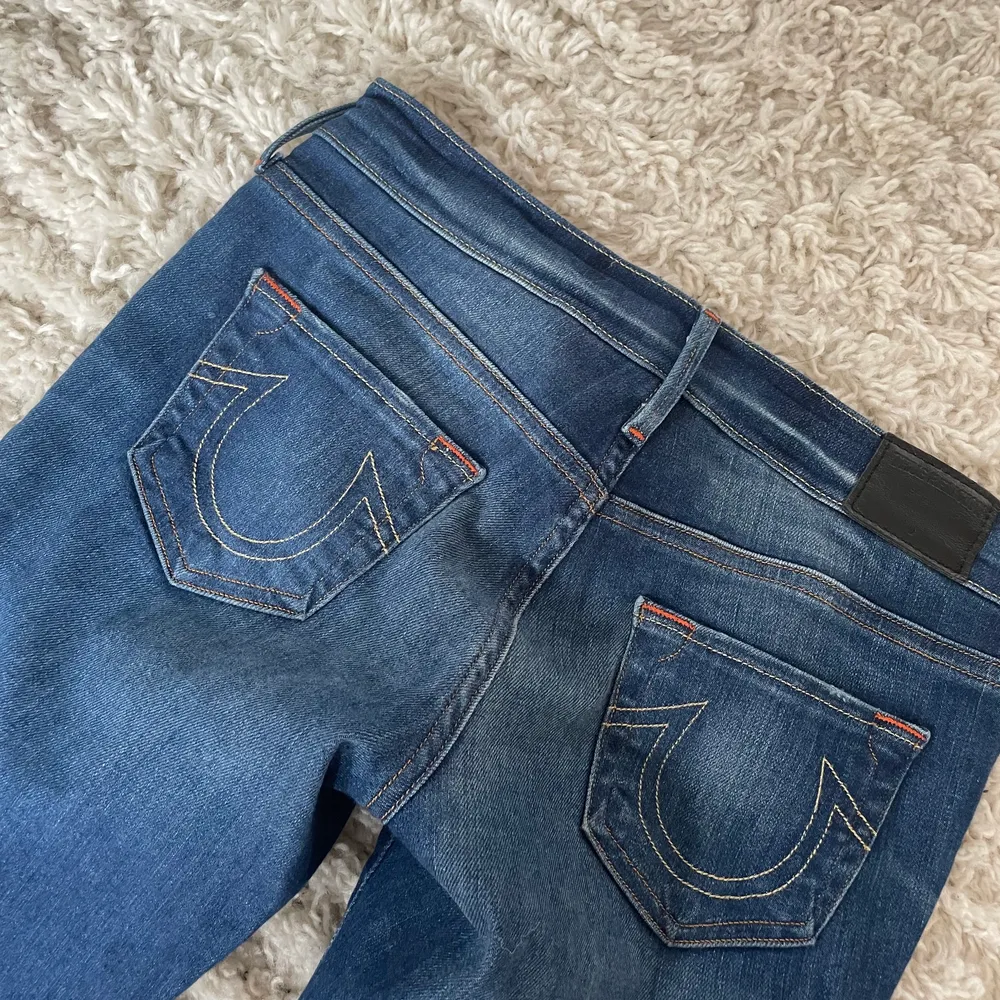 Låg midjade Jeans från true religion i storlek 24 men väldigt stretchiga. Tyvärr är dessa för små för mig nu därav sitter dom väldigt tight. Jag har idag normalt storlek 26.    Köpare står för frakt om det är av behov💖. Jeans & Byxor.
