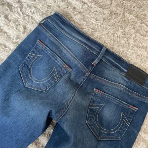 True religion jeans  - Låg midjade Jeans från true religion i storlek 24 men väldigt stretchiga. Tyvärr är dessa för små för mig nu därav sitter dom väldigt tight. Jag har idag normalt storlek 26.    Köpare står för frakt om det är av behov💖