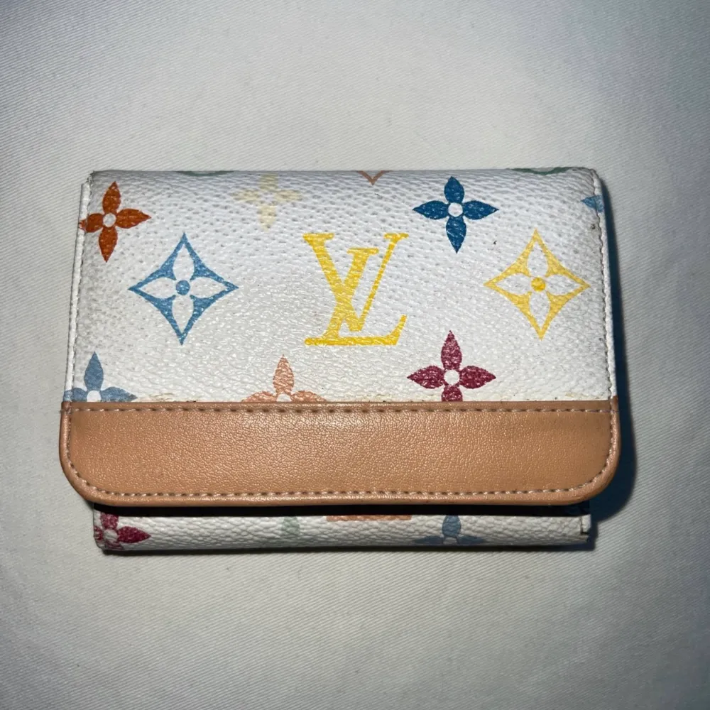Louis Vuitton plånbok Kopia från tidigt 90tal Ganska ovanligt LV mönster Lite sprucken i insidan men inga skador utanpå👍🏻. Accessoarer.