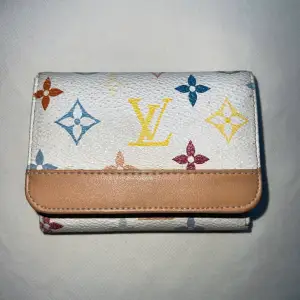 Louis Vuitton plånbok Kopia från tidigt 90tal Ganska ovanligt LV mönster Lite sprucken i insidan men inga skador utanpå👍🏻