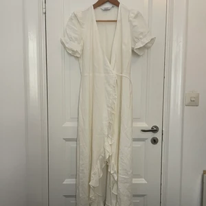 Vit klänning &other stories - Vit bohemisk klänning från other stories, ALDRIG ANVÄND! Strl 36