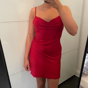 Slipkkänning röd  - Röd slipkklänning från Urban outfitters. Aldrig använd. Strl S. Enkel att dra upp i ryggen, perfekt längd! Lägger sig fint vid brösten. 