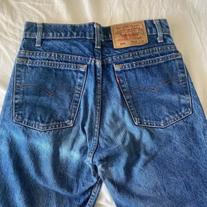 Levi’s 505, W29, L30 - Sitter super snyggt, säljer pga att dem är lite korta på mig som är 180. Har även en slits där nere vilket gör att dem går snyggt över skorna. Väldigt bra skick. Frakt 50kr