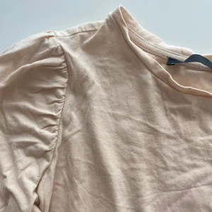 Rosa t-shirt  - Tröja med puff armar från lager 157, aldrig använd💕