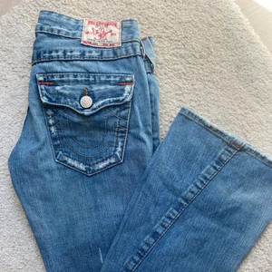Flare jeans från true religon  - Super fina true religon jeans i mycket bra sick!