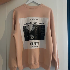 The couture club collegetröja storlek xxs - Cool rosa oversized collegetröja med större tryck ibak på ryggen, använd endast en gång! Köparen står för frakten