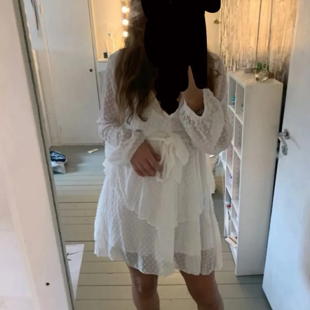Säljer en jätte fin vit klänning. Har  använt 2 gånger. Säljer den på grund av kommer inte till användning längre. Är i bra i skick inga fläckar på klänningen eller sånt . Köparen står för frakten. . Klänningar.