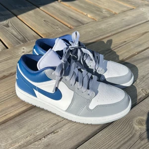 Air jordan low 1  - helt nya jordans köpta i tyskland i en onygo butik! strl 37.5. frakt ingår💙 