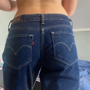 Jeans - OBS! Denna vara ingår ej i erbjudandet .  Skitsnygga lågmidjade jeans som är typ en decimeter för korta på mig som är 177!