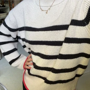 Stickad tröja - Jättefin och mysig stickad tröja från zara😊 De röda detaljerna gör den lite speciell!  Säljer då den ej inte kommer till användning tyvärr Storlek S men passar M då den är stor i storleken 