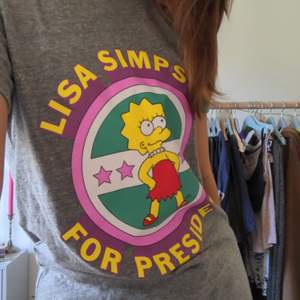 Coolaste Lisa Simpson tröjan du kan hitta😎🔥 Älskar fortfarande Lisa men den är inte oversized för mig längre 🥲 hoppas någon mer feminist galning som också älskar Lisa Simpson kan älska den❤️ Den är VANS x Simpsons Collab 🥰