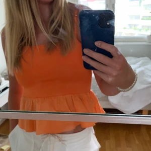 Orange zara topp - Super söt orange topp med rosett på ryggen ifrån zara. Prislappen sitter kvar. Storlek L mig passar mig på bilden som i vanliga fall har S/M. Bara att skriva för fler bilder💗