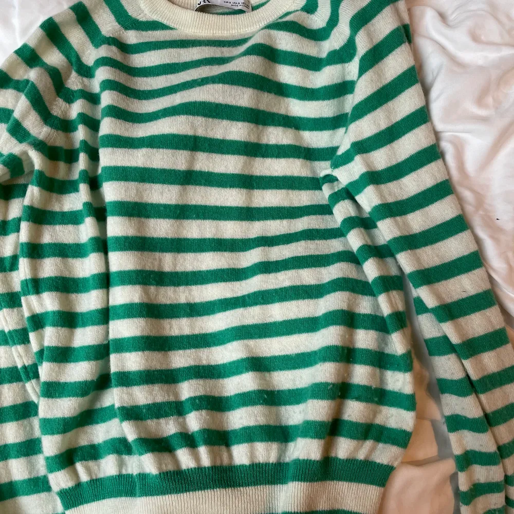 Säljer denna randiga tröjan från Zara som inte går att köpa längre i storlek s💗 Står inte för frakt! Använd ett fåtal gånger💕. Tröjor & Koftor.