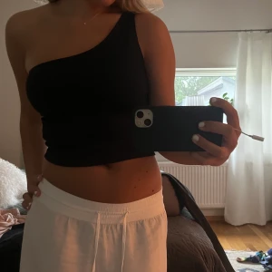 Off shoulder toppar - Tre toppar från Gina Tricot alla i storlek S. En är ljusblå, en svart och en är beige. Knappast använda och är i bra skick!. En topp för 50 och två för 75 och alla för 100kr. Du står för frakt.