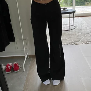 Kostymbyxor  - Kostymbyxor från NA-KD 🌱 Lite för långa för mig som är 165🔥 Säljs då dom inte kommer till användning längre