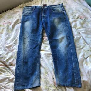 Blåa jeans från märket FSBN med riktigt snygg färg och tvätt. Byxorna är tapered men med väldigt liten avsmalning. Kan mötas upp på Södermalm, annars betalar köparen för frakten.