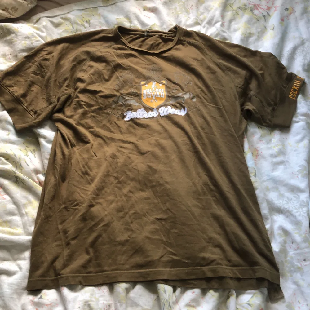 Snygg oversized t-shirt från 2000-talsmärket Bullrot Wear. Köpt second hand. Små tecken på användning men inga tydliga defekter. Kan mötas upp på Södermalm, annars betalar köparen för frakten.. T-shirts.