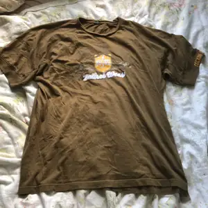 Snygg oversized t-shirt från 2000-talsmärket Bullrot Wear. Köpt second hand. Små tecken på användning men inga tydliga defekter. Kan mötas upp på Södermalm, annars betalar köparen för frakten.