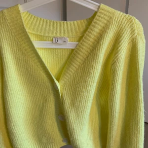 Kofta från Kappahl - Säljer koftan pågrund av att den är lite för lång i ärmarna. Fint skick. Aldrig använd typ.💛