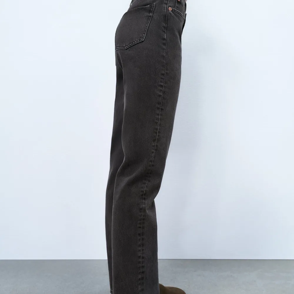 hej! säljer nu mina svarta jeans från zara i modellen mid rise straight 🫶 använda men finns inga tydliga tecken på det! jag är 164 cm lång och de är lite för långa på mig! st 38 men små i storleken.  hör av er vid frågor eller egna bilder 🫶. Jeans & Byxor.
