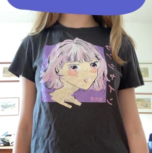 Svart t-shirt💜 - Svart t-shirt med ett lila märke. Stryks innan frakt.