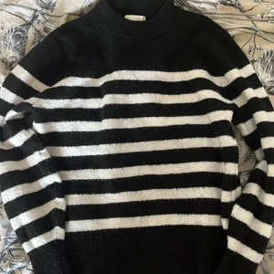 Stickad randig tröja - Stickad randig tröja från hm. Den är lite nopprig så därav ett lite lägre pris. Men fortfarande bra skick! Storlek xs.
