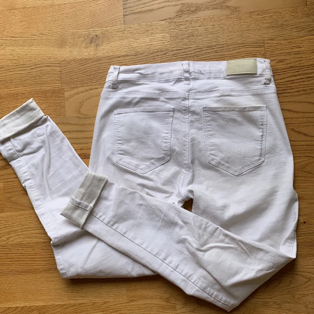 Smala vita jeans från 2nd One. Knappt använda. Storlek 30. Stretch. Kan användas som långa eller uppvikta som jag gjorde. . Jeans & Byxor.