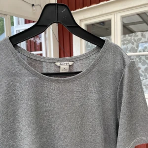 Silvrig klänning stl M - Silvrig klänning från monki, använd fåtal gånger. Rolig festklänning! Inga defekter 