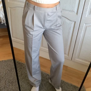 Gråa kostymbyxor - Gråa kostymbyxor med super snygg passform. Vet tyvärr inte storleken men passar mig som brukar ha 36/38. Frakt 49kr. Pris+frakt.