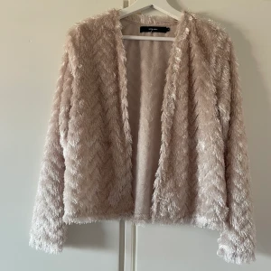 Kofta - Kofta i guld/beige färg. I bra skick. Säljer då den inte kommer till användning längre 