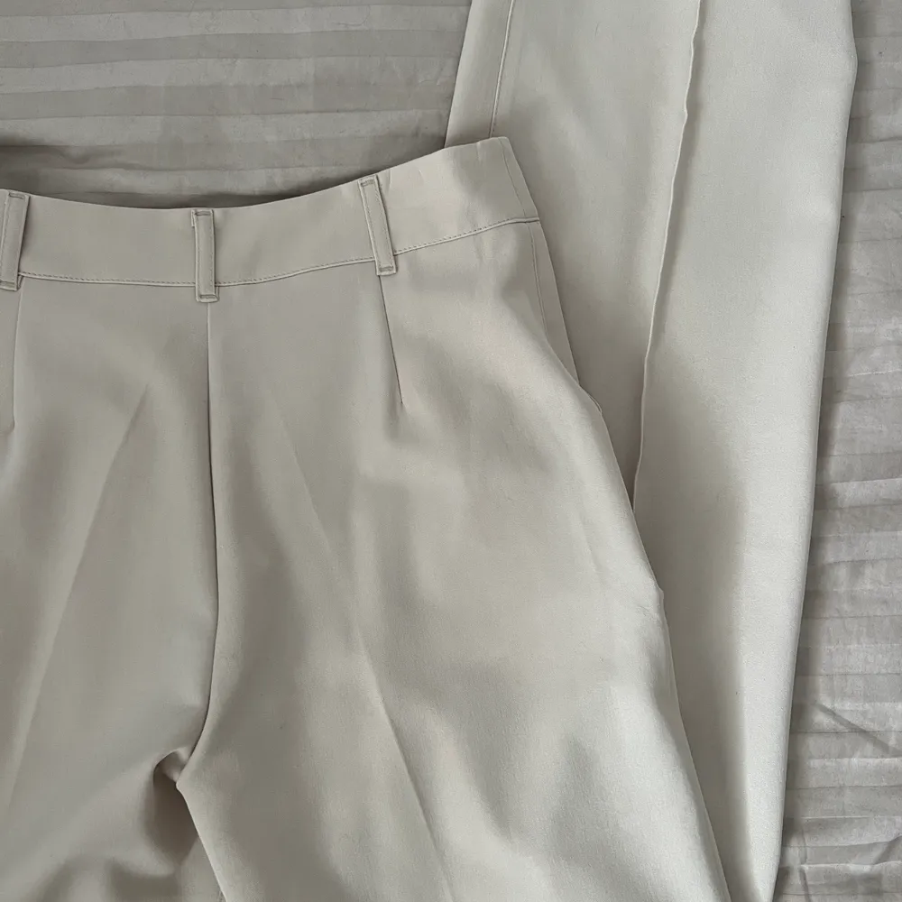 Helt oanvända kostymbyxor från Madlady med prislapp på. Modellen heter V2 Perfect Fit Suit Pants Light Beige. Originalpris 599 kr. Säljer pga av att dom var för stora på mig. . Jeans & Byxor.