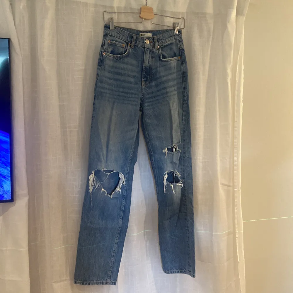 Supersnygga Jeans med slitningar från ginatricot. Använda men frf i bra skick. Jeans & Byxor.