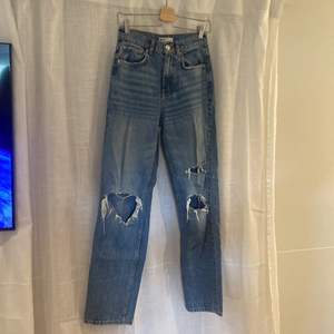 Supersnygga Jeans med slitningar från ginatricot. Använda men frf i bra skick