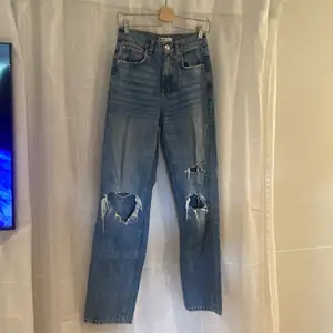 Supersnygga Jeans med slitningar från ginatricot. Använda men frf i bra skick