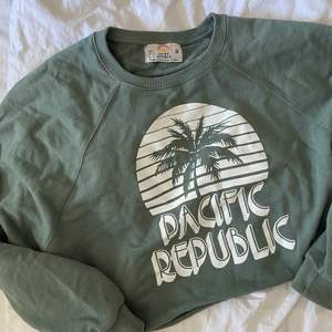 En croppad collegetröja från Pacific Republic (tror dotterbutik till Pull&Bear). Färgen är typ en pastellgrön. Storlek small. Made in Portugal. 