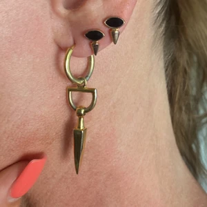 Maria nilsdotter örhänge - Säljer mitt fina örhänge igen. Köptes i mars. Är öppen för byten!❤️