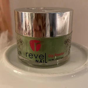 GRÖNT AKRYLPULVER - Hejsan! Nu säljer jag mitt gröna akrylpulver ifrån revel-nail. Köptes för ca 2 veckor sedan och är oanvänd (endast testat) och i nyskick. Köptes för 200kr och är hyfsat stor till storleken, räcker väldigt länge. Själv har jag haft en likadan förut,älskar!