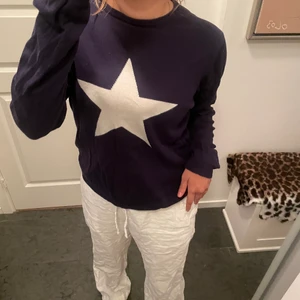 Tröja med stjärna  - Så fin tunn stickad tröja från Gant med en stjärna på, frakt tillkommer 