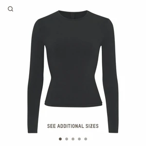 Skims tröja  - Säljer denna helt oanvända topp från Skims. Prislapp sitter kvar och den lilla plastpåsen toppen kom i finns kvar. Säljer pga för stor 