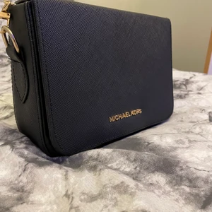 Michaelkors - Svart, guld kedja. Vet INTE om det är äkta eller inte. Men fin säg till om du är intresserad☺️ nypris 1000+ nåt 