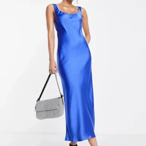 Blå klänning  - Blå satinklänning i storlek 36. Endast använder gång på midsommar.💕💕💕